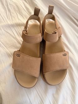 UGG Women's Goldenstar Flat Platform Lug-Sole Sandals Size 10