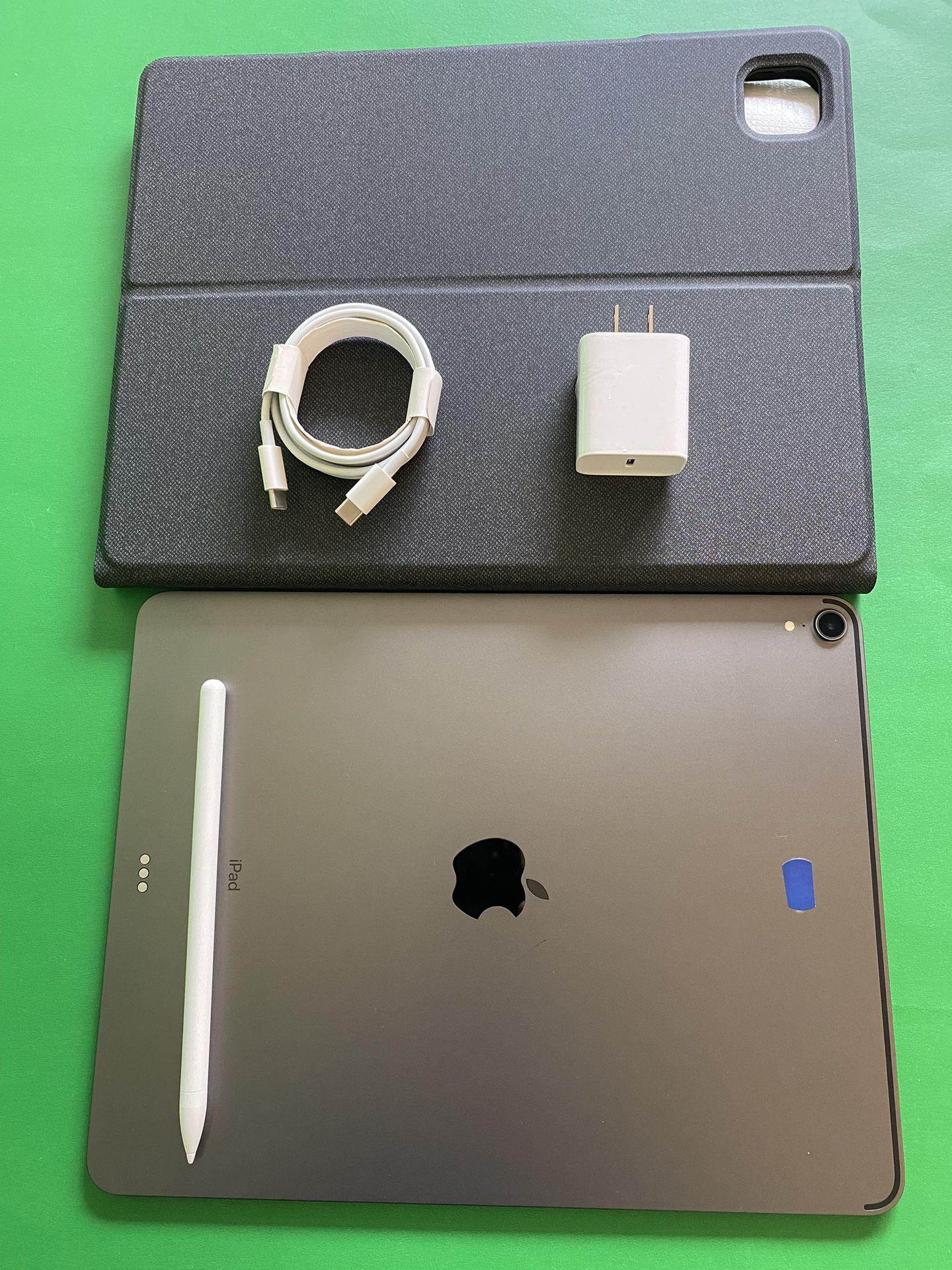 256GB Apple IPad Pro 12.9” 3rd Generation (Face ID/Liquid Retina Display) with keyboard, stylus Pen & Accessories