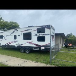 2011 Keystone Fuzion fz295