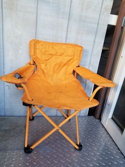 SMALL FOLDING CHAIR 125 lb 56.7 kg CAPACITY ( a little dirty )