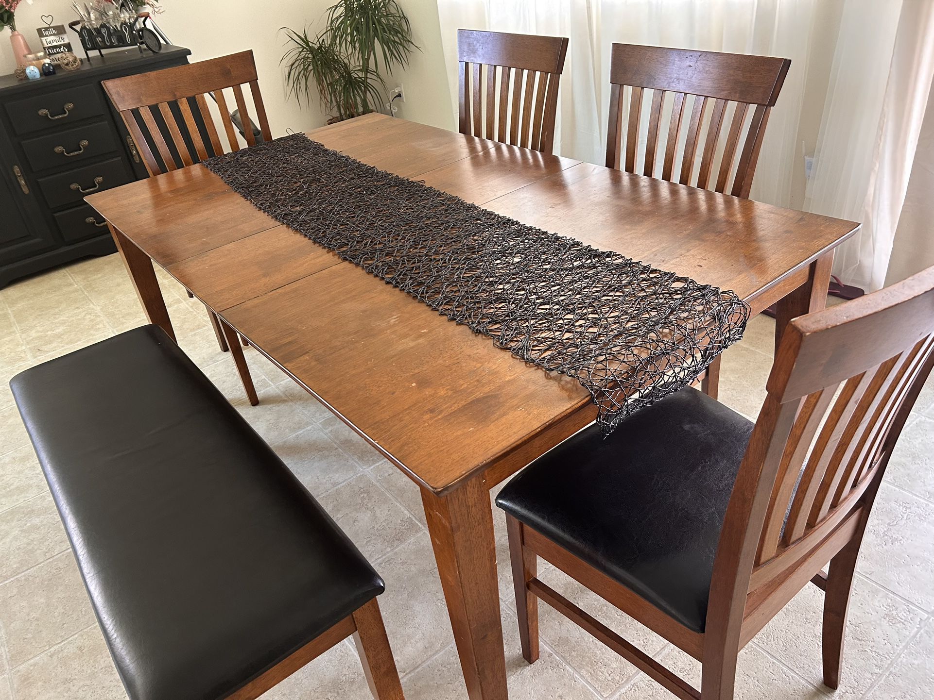 Like New Dining Table And Chairs