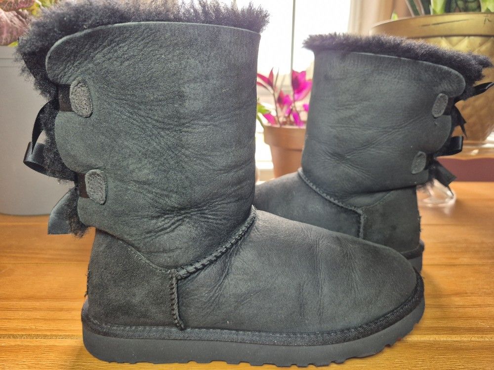 UGG Bailey Bow Boots - Size 7