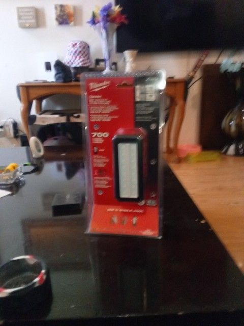 Milwaukee Rover 700 Lumens Light