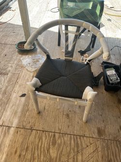 This is a replica of the famous Wishbone chair (model CH24), an iconic design originally created by Hans J. Wegner. Esta es una réplica de la