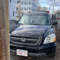Black Honda Pilot 2004