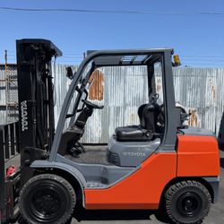 Toyota Forklift 8FGCU30 6000 lbs. Capacity 