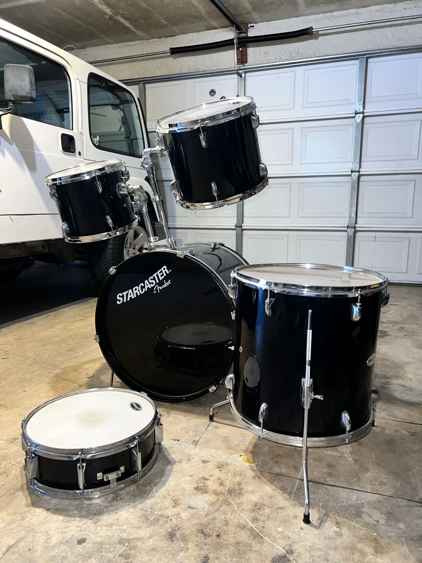 Fender Starcaster Black 5pc Drum set. 22,16,13,13,13 Yamaha snare. Used in great shape. Perfect starter kit!!