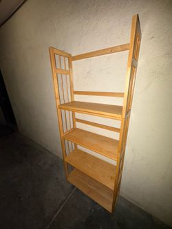Free.  Estante de 27 1/2 de ancho y de alto 68  pulgadas  gratis free