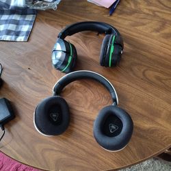 2 Seta Of Headphones 