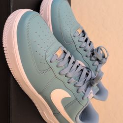 Men's NIKE AIR FORCE 1 '07 - Size 9.5 NEW 