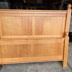 Solid Maplewood Queen Bedframe w Nght Std