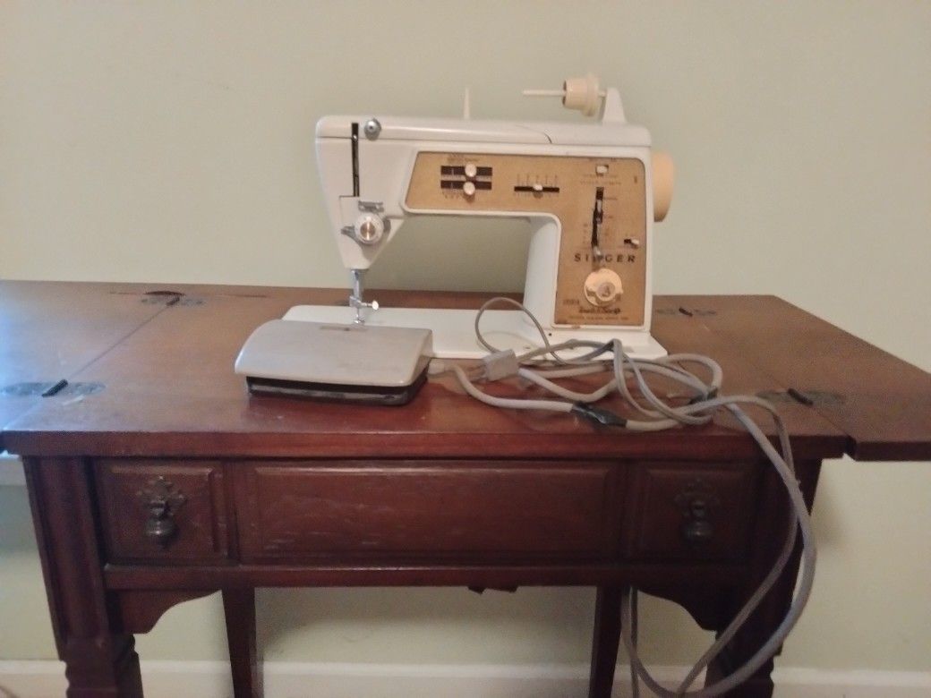 Singer Sewing Machine w/ Table