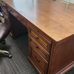 Presidential Desk With Chair 