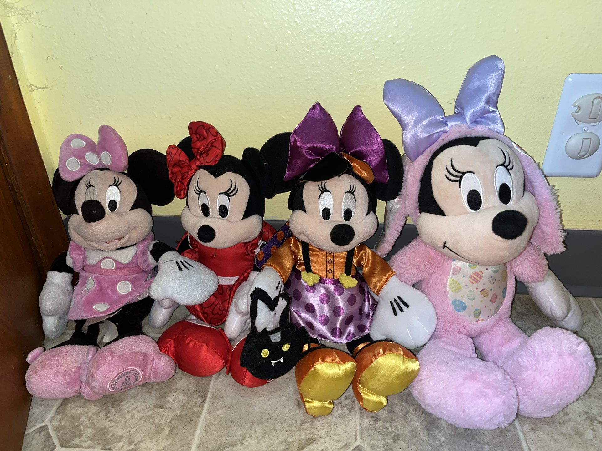 Minnie Mouse Collectible Haul-individual Or Set