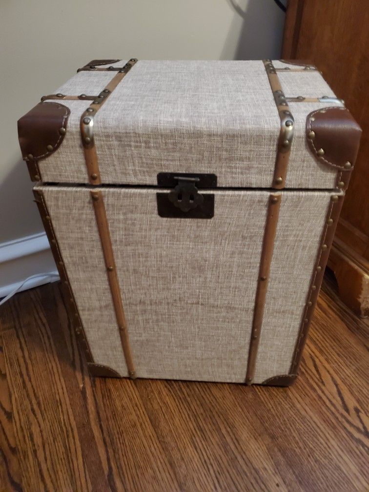 Vintage Style Accent Storage Trunk/End Table