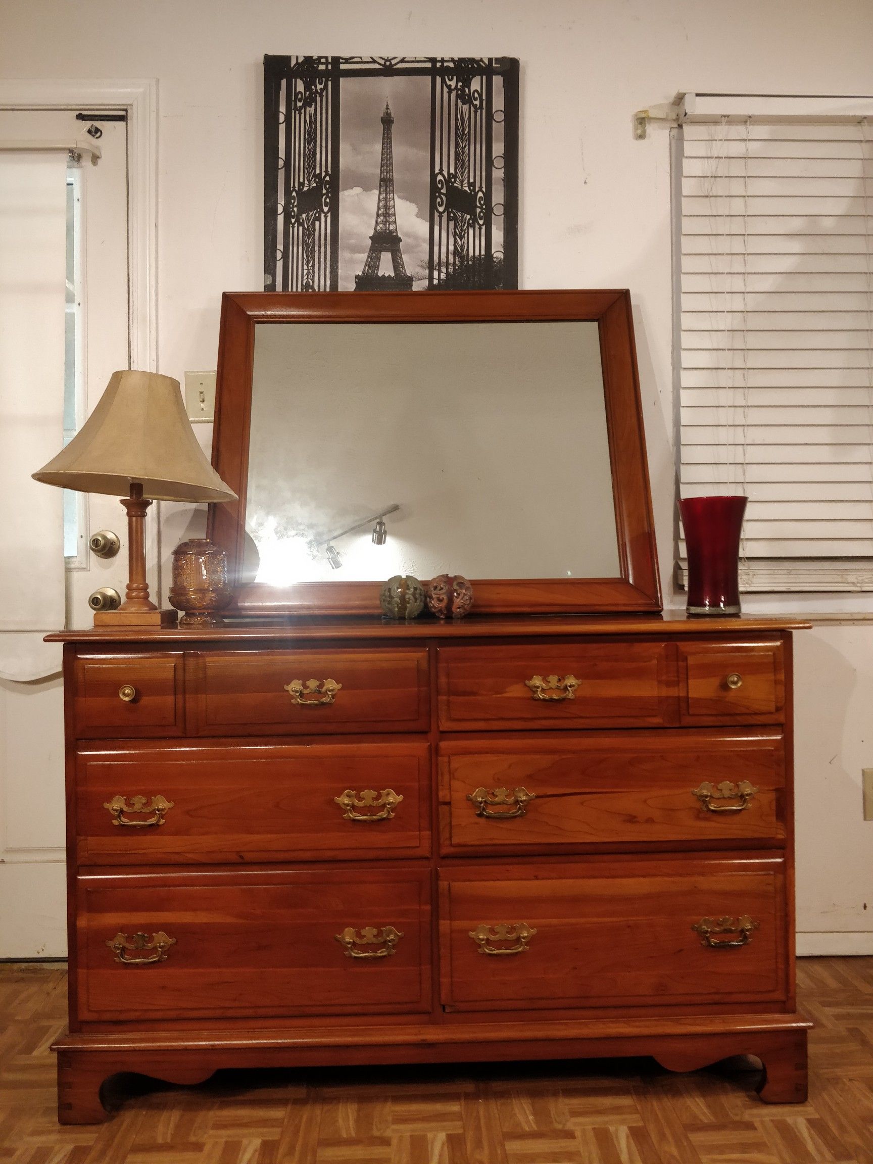 Solid wood dresser with big drawers & mirror in good condition all drawers working well dovetail drawers driveway pickup. L52"*W19.2"*H33"