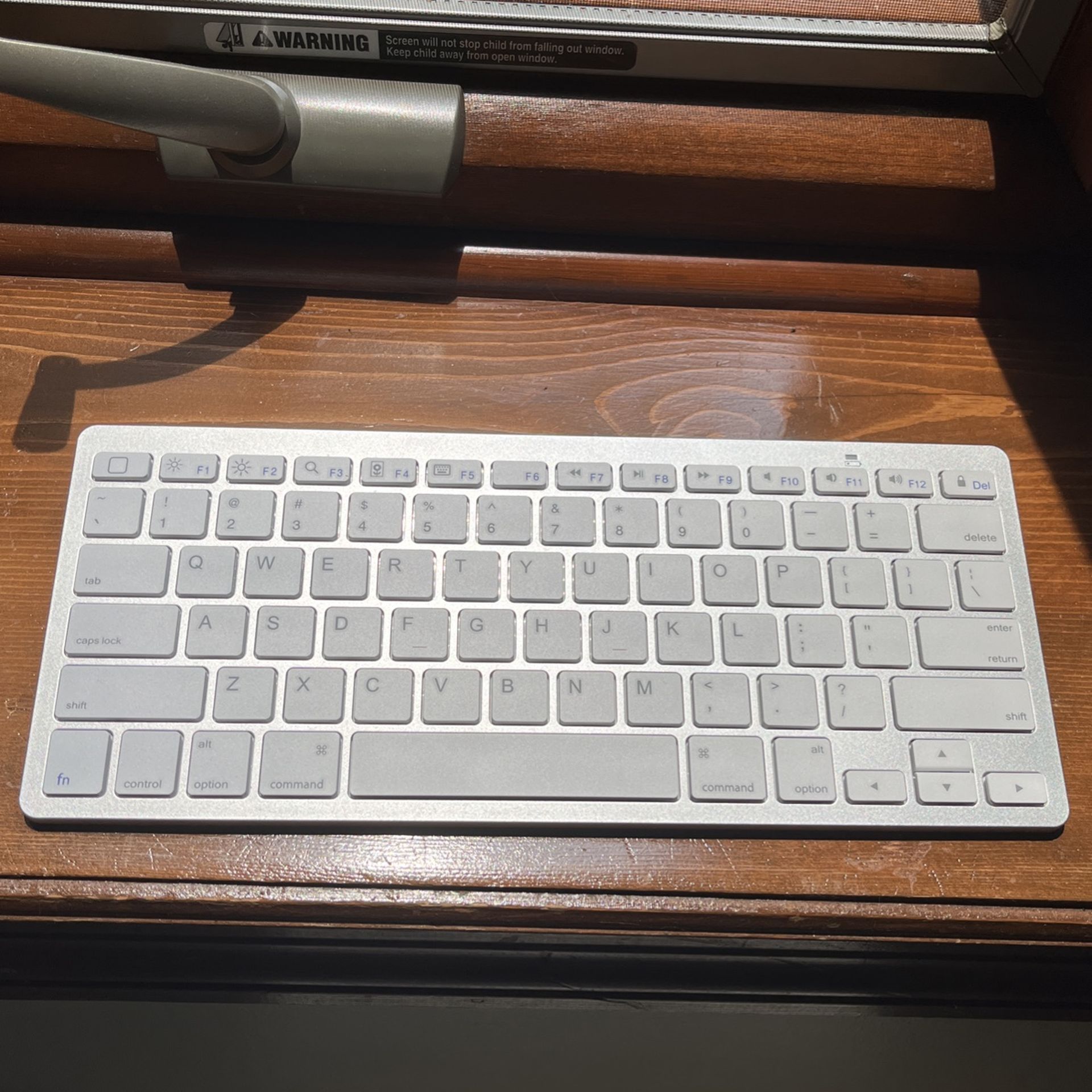 Like New Wireless Keyboard + rechargeable batteries
