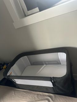 LIKE NEW baby bassinet + 2 white fitted sheets as a bonus :)