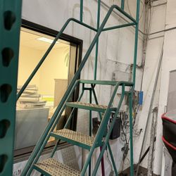 Rolling Warehouse Safety Ladder – Heavy-Duty Steel 