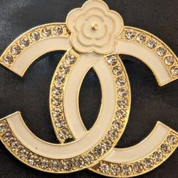 CC WHITE AND GOLD PIN