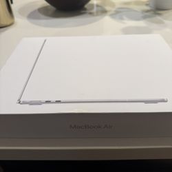 MacBook  Air 13inch  M3 Chip 