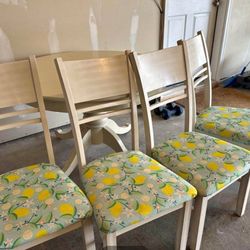 Round Dining Table & 4 Cushioned Chairs.