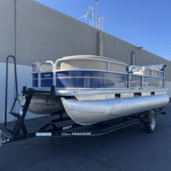 2018 Sun Tracker Party barge DLX 18ft 