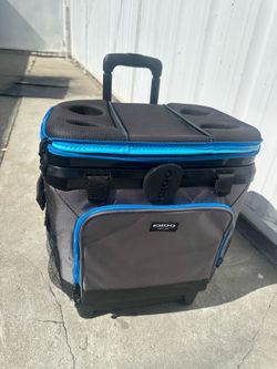 Broken Igloo Maxcool Cooler with wheels cup holders