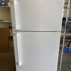 Insignia - Basic White Refrigerator/ Freezer , standard Size 