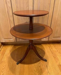 Beautiful Vintage 2 tier Mahogany Round Table