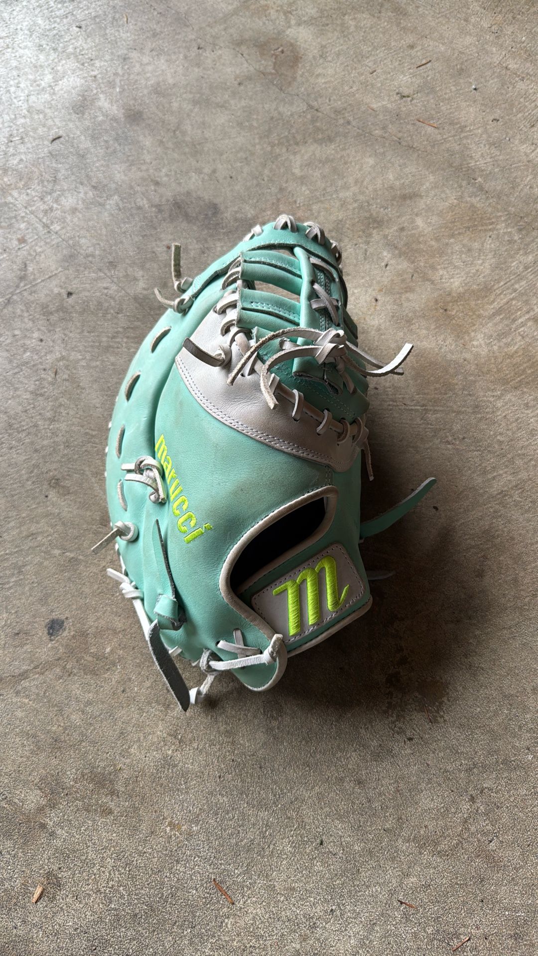 Marucci First Baseman’s Softball Fastpitch Glove Mitt. Pretty New Condition