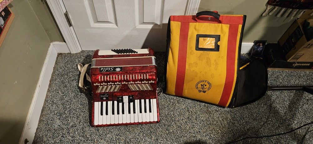 MUSIKCHULE FROHLICH Stella Brand Accordion: priced for around $400 on some shopping websites