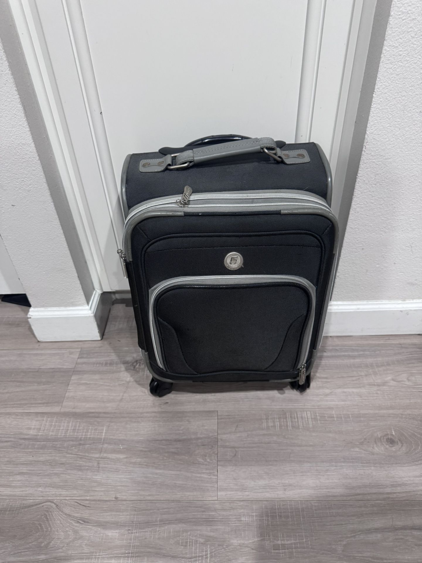 Olympia Carry-On Spinner carry-on Suitcase luggage – 13x10x20 in, 4 Wheels, Gray Trim