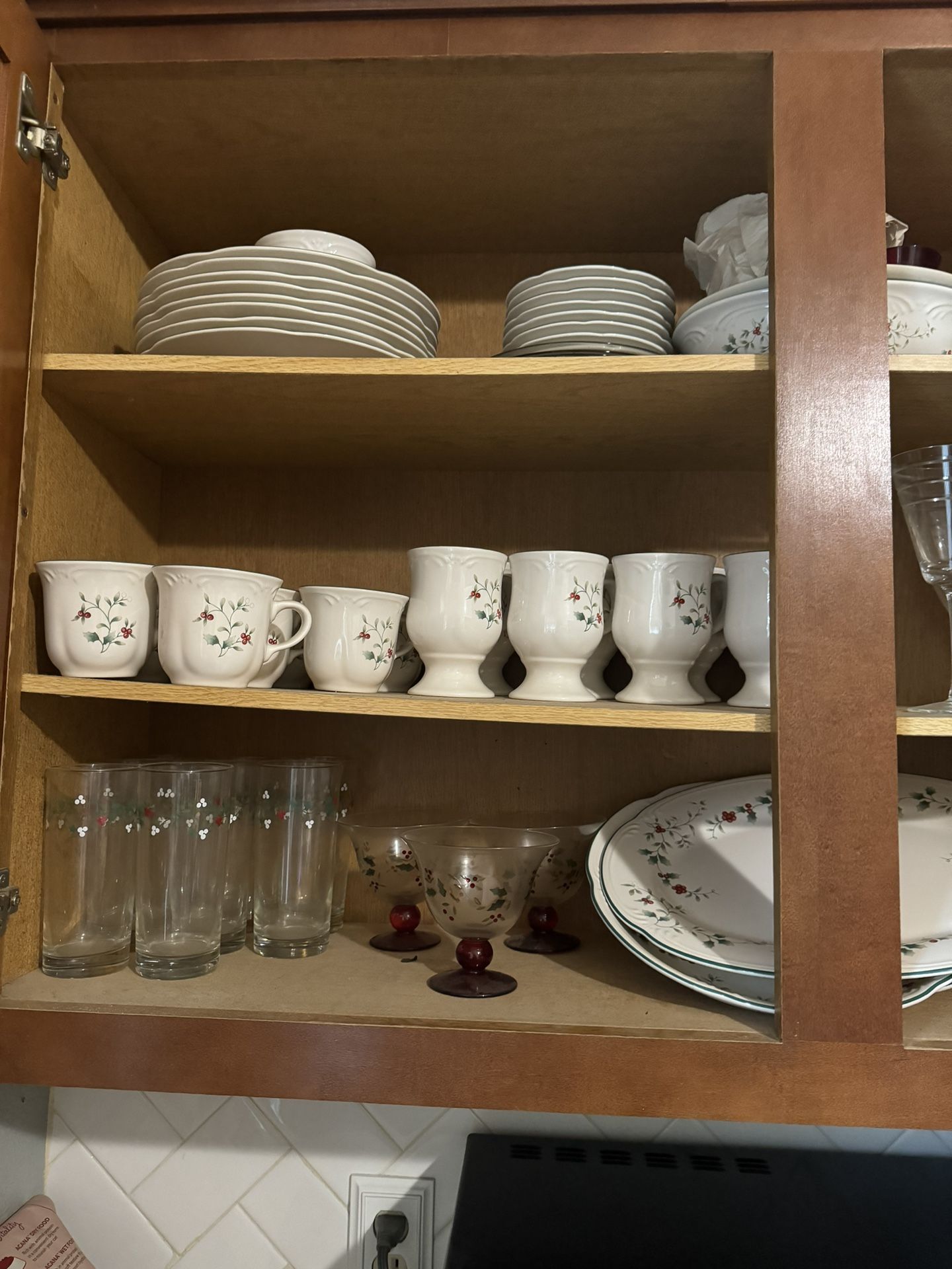 Pfaltzgraff Winterberry Christmas dish set