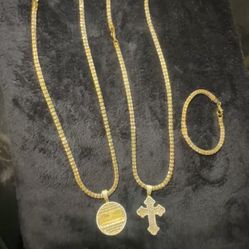 925S W 10K GOLD COVERED VVS MOISSANITE LAST SUPPER PENDANT & CROSS SETS.