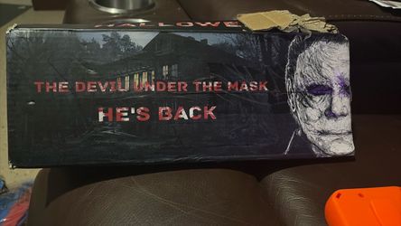 Micheal Meyers más and knife