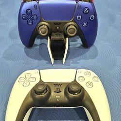 3 Sony PS5 Dual Sense Controllers and Charger