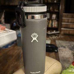 Hydro Flask 20 oz Temp Shield insulated water bottle with Spout Lid