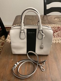 MK Purse Very Nice And Clean No Smells It’s In Excellent Condition