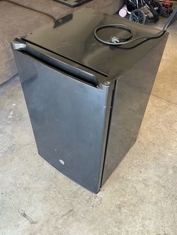 GE 4.4 Cu. Ft. Compact Refrigerator – Black – Clean – Works Great