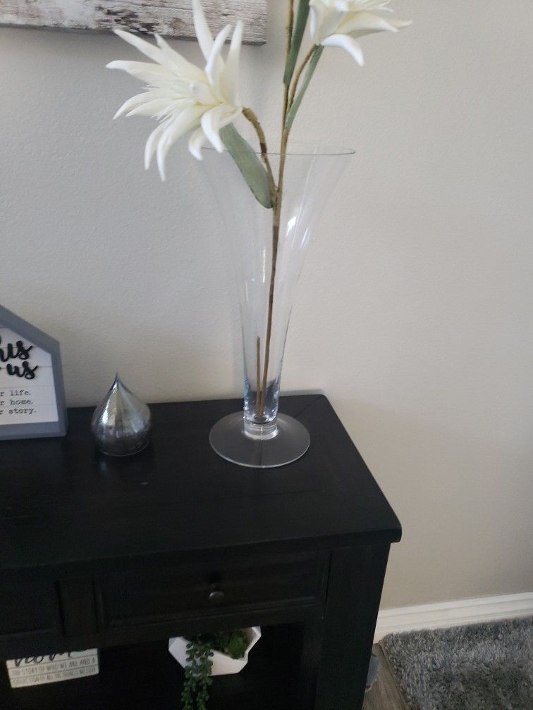 Beautiful Vase With Flowers Height Is 19 Inches