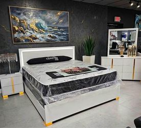 New 4 pc bedroom set in box $899