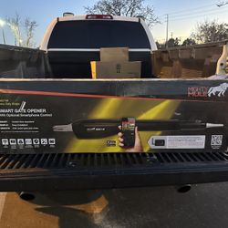 Mighty Mule Heavy Duty Single Swing Automatic Gate Opener with Battery, up to 850 lb., Smart and Solar Ready