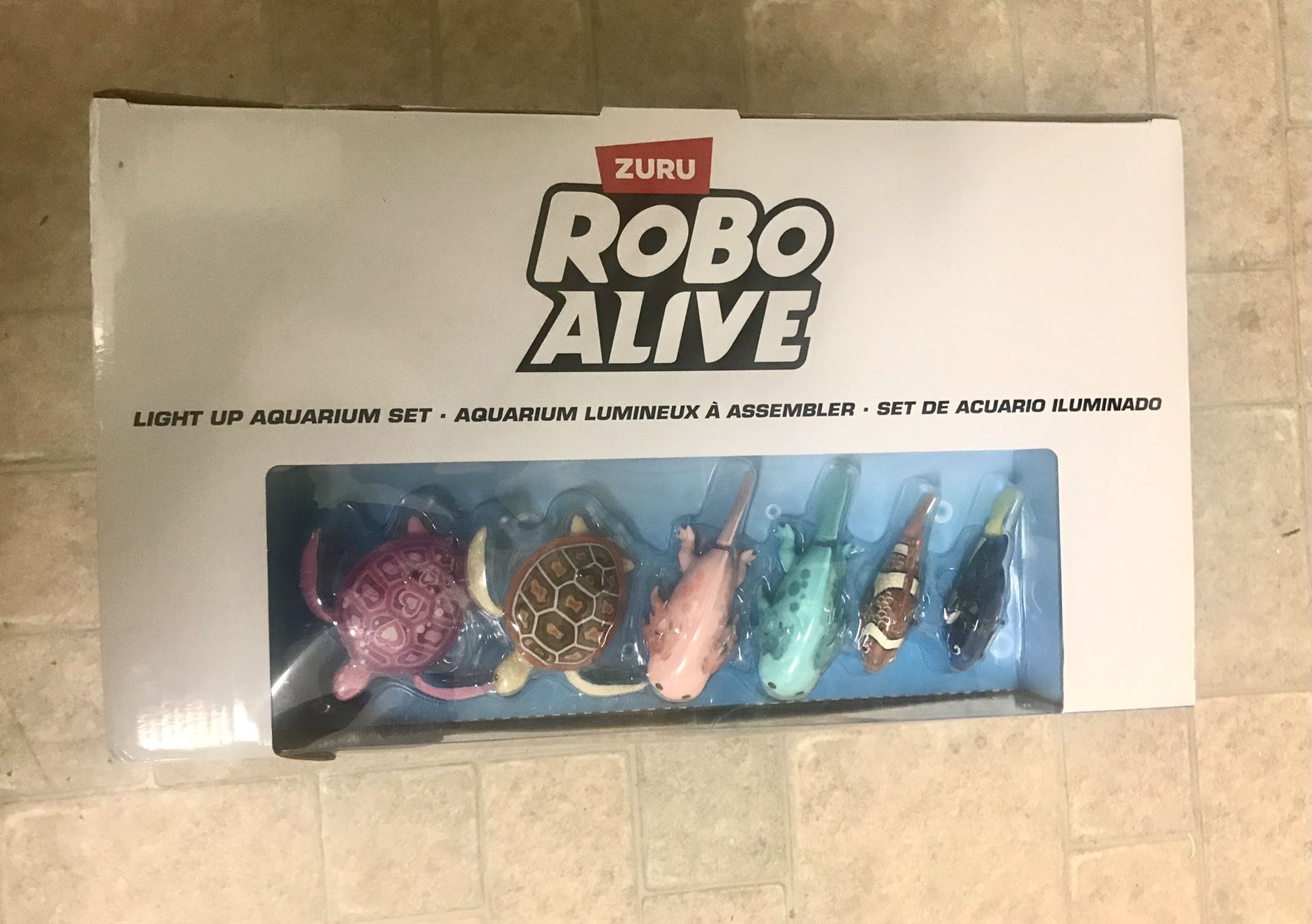 Robo Alive Light Up Aquarium Set 18-Piece Playset (Includes 2 Fish, 2 Turtles & 2 Axolotl)