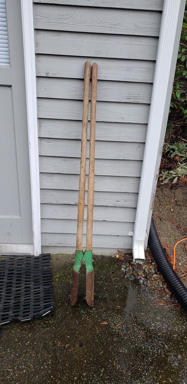 Clam shell post hole digger good condition for Sale in Bremerton, WA