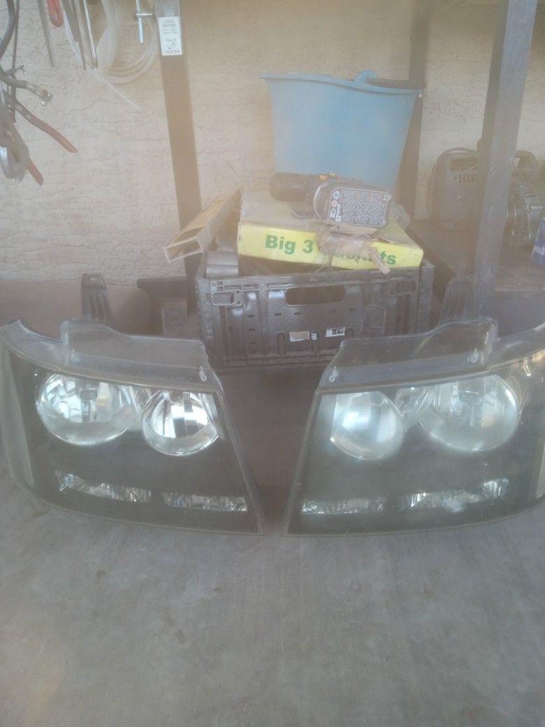 2007 Chevy Tahoe Head Lights