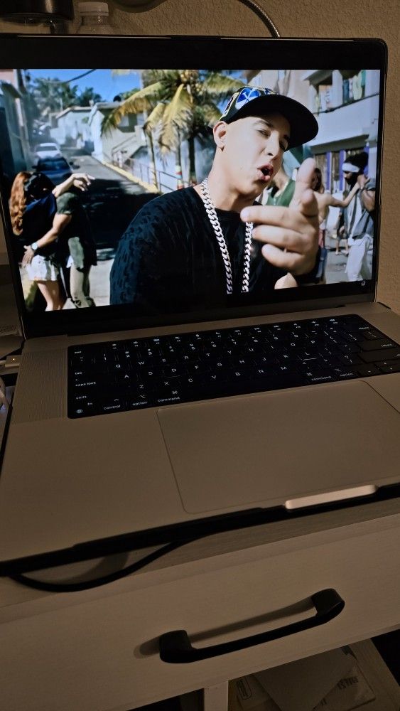 16" M1 MAX MacBook Pro 64GB RAM 2TB SSD Fully Loaded