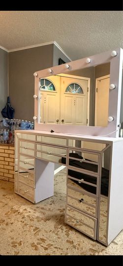 Makeup vanity