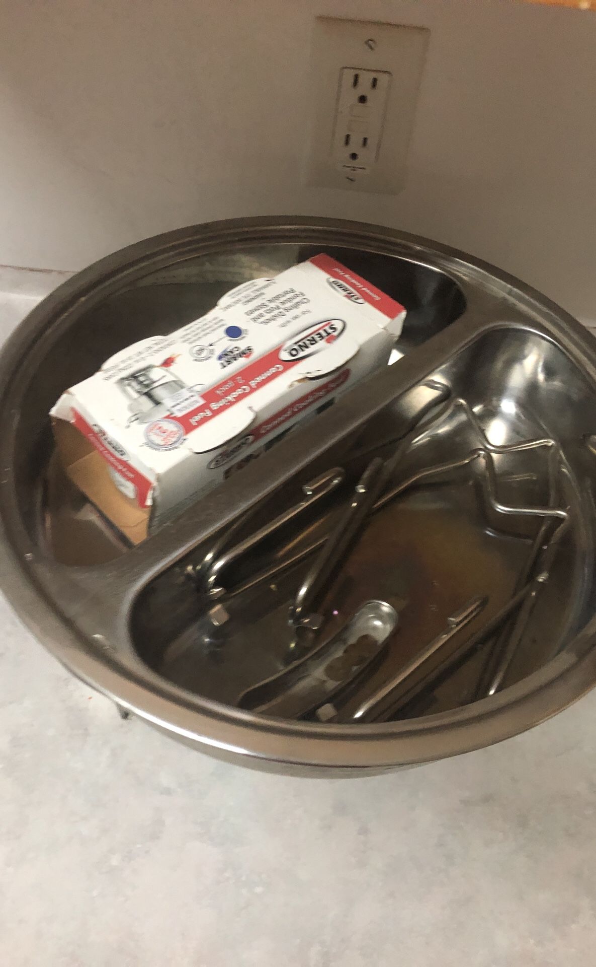 Circle chafing / fondue pot / portable stove / catering warmer with canned cooking fuel