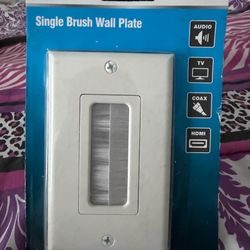 CE- SINGLE BRUSH WALL PLATE.